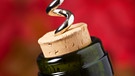 Korken wird mit Korkenzieher aus Flasche gezogen | Bild: colourbox.com