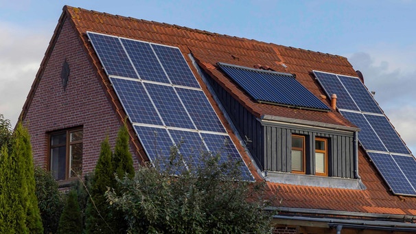 Solarzellen auf Wohnhausdach | Bild: dpa / Hinrich Bäsemann