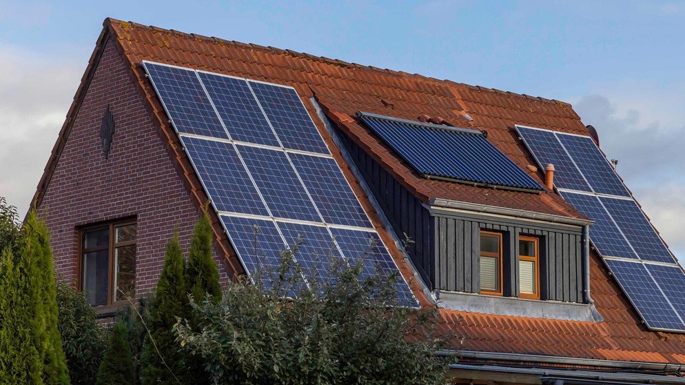 Solarzellen auf Wohnhausdach | Bild: dpa / Hinrich Bäsemann