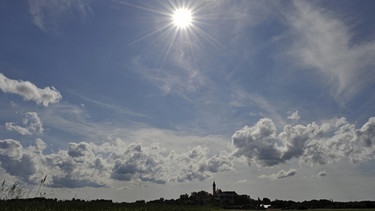 Sonne und Wolken über Kloster Andechs | Bild: picture-alliance/dpa