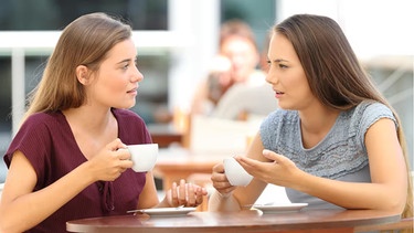 Zwei Frauen trinken Kaffee und diskutieren miteinander. Wie geht richtiges Streiten? | Bild: colourbox.com