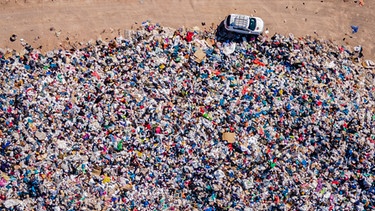 Müllberge aus Kleidung in der Atacama-Wüste. | Bild: picture alliance/dpa | Antonio Cossio