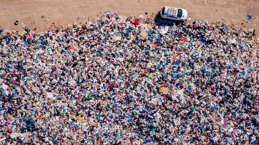 Müllberge aus Kleidung in der Atacama-Wüste. | Bild: picture alliance/dpa | Antonio Cossio