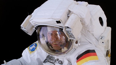 Der deutsche Astronaut Thomas Reiter bei einem Außeneinsatz an der Internationalen Raumstation ISS | Bild: ESA