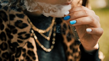 Frau mit Marijuana-Zigarette. | Bild: picture alliance / Westend61 | Aitor Carrera Porté