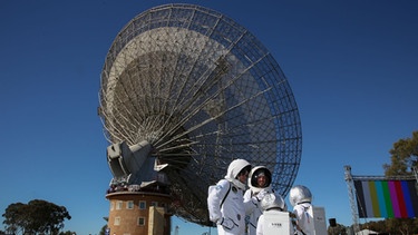 Keine Aliens: Besucher des australischen Parkes Teleskops haben sich passend gekleidet. Das Teleskop fing kürzlich ein mysteriöses Signal auf. | Bild: picture alliance / ZUMAPRESS.com | Christopher Khoury