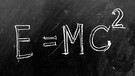 Albert Einsteins Formel zur Relativitätstheorie auf einer Tafel. | Bild: colourbox.com