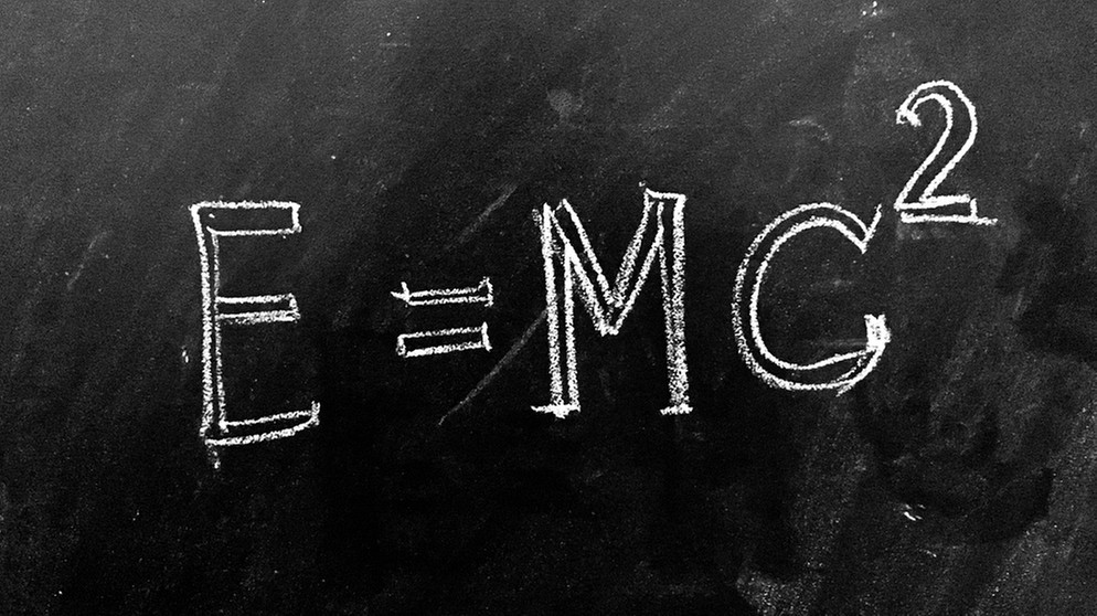 Albert Einsteins Formel zur Relativitätstheorie auf einer Tafel. | Bild: colourbox.com