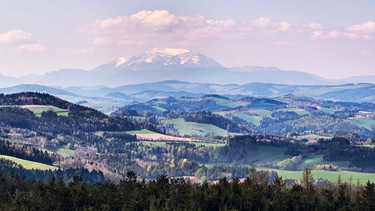Ausblick von der Aussichtswarte auf dem Hutwisch zum Schneeberg. Bucklige Welt,  Niederösterreich, Österreich. | Bild: picture alliance / imageBROKER | Martin Siepmann