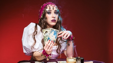 Kartenlegerin mit Tarotkarten. | Bild: picture alliance / Shotshop | Addictive Stock