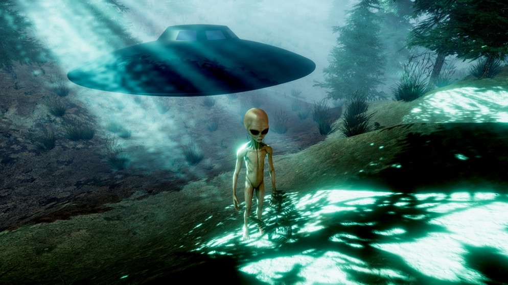 Eine Illustration eines Außerirdischen in einem Wald, im Hintergrund ein UFO. | Bild: stock.adobe.com/ Sasa Kadrijevic