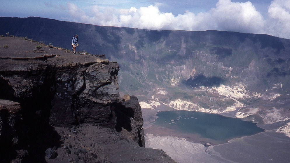 Der Krater des Vulkans Tambora auf Sumbawa, Indonesien, Ergebnis eines der größten Vulkanausbrüche aller Zeiten. | Bild: picture-alliance/dpa