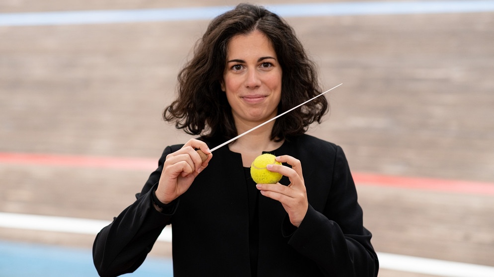 Die französische Dirigentin Marie Jacquot.  | Bild: BR/Thomas von der Heiden