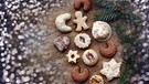 Weihnachtsplätzchen auf Holz. Für Weihnachtsplätzchen gibt es auch viele nachhaltige Rezepte. | Bild: colourbox.com