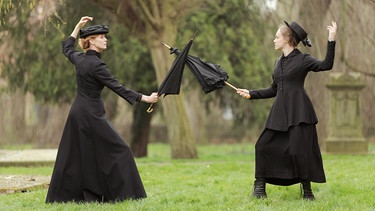 Frauen duellieren sich mit Regenschirmen (Standbild aus Film) | Bild: BR/Gebrüder Beetz Filmproduktion/WDR