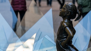 Fearless Girl Statue in einer Glasscherben-Installation | Bild: picture alliance / John Nacion/STAR MAX/IPx | John Nacion/STAR MAX/IPx
