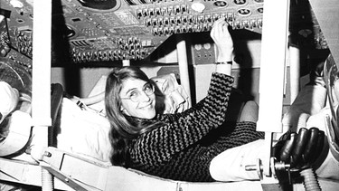 Die Programmiererin und Mathematikerin Margaret Hamilton in einem Modell des Apollo-Kommandomoduls im Jahr 1969. | Bild: picture alliance / ASSOCIATED PRESS 