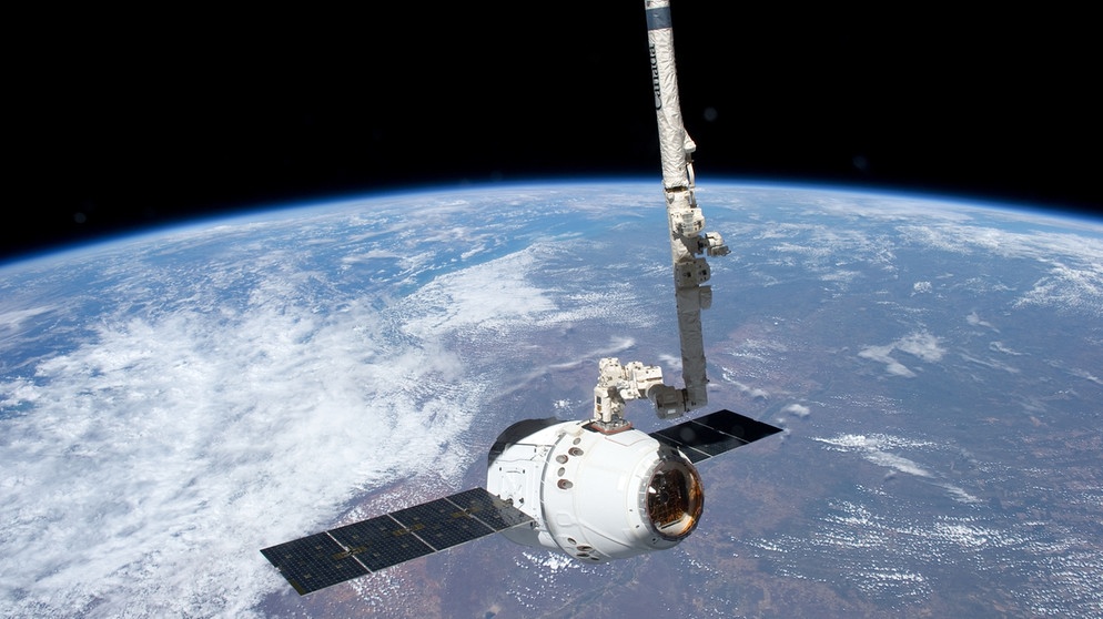 "Space X"- Kapsel kehrt zur Erde zurück und landet im Pazifik. Mit "Starlink" und "Space X" investiert Elon Musk Milliarden in die Zukunft im Weltraum. Und was passiert in Europa? Der Hoffnungsträger "Ariane 6" ist bis heute nicht startklar.  | Bild: picture alliance/dpa 