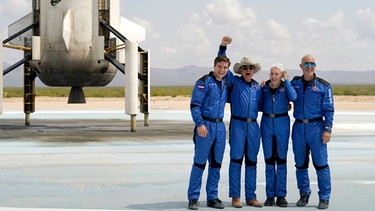 Am 20. Juli 2021 startete Amazon-Gründer Jeff Bezos mit einer Rakete seines Raumfahrt-Unternehmens Blue Origin für einen Kurztrip ins All. Mit dabei in der Kapsel waren Wally Funk, ehemalige US-Pilotin, und Mark Bezos, Bruder von Jeff Bezos. | Bild: dpa-Bildfunk/Tony Gutierrez