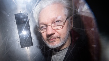 Wikileaks-Gründer Julian Assange verlässt das Westminster Magistrates Gericht in London nach einer Anhörung zum Auslieferungsgesuch der USA.   | Bild: dpa-Bildfunk/Dominic Lipinski