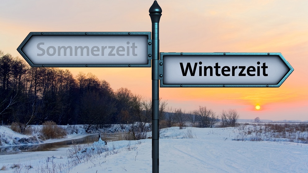 Zwei Schilder in entgegengesetzte Richtungen: Sommerzeit und Winterzeit. Sommerzeit  ist ausgegraut. | Bild: colourbox.com
