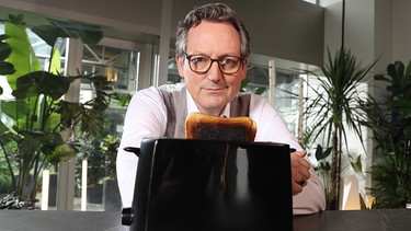 Eckart von Hirschhausen mit verkohltem Toast | Bild: ARD
