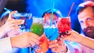 Mehrere Menschen stoßen mit Cocktails an | Bild: colourbox.com