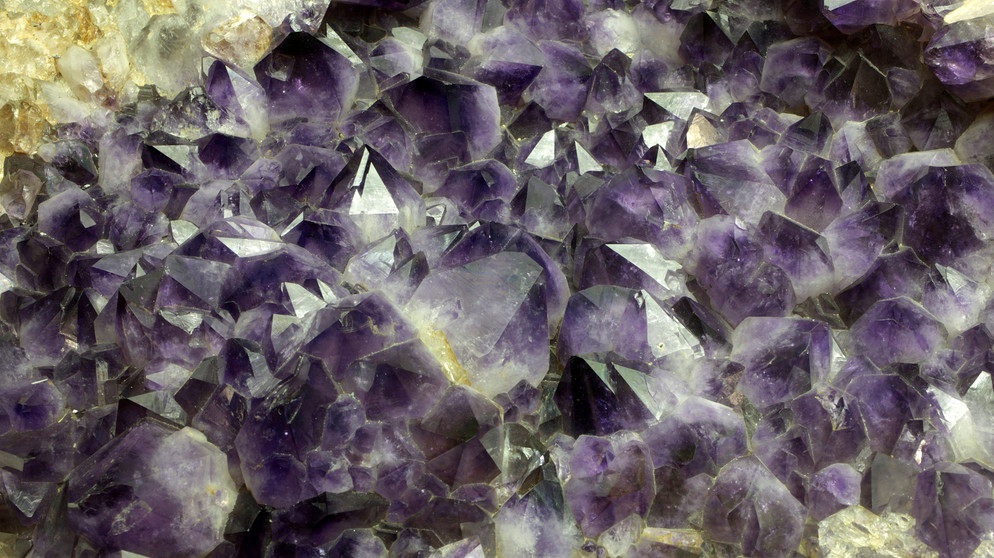 Ein violetter Amethyst, wie hier auf dem Foto, kann bis zu 100 Euro pro Karat kosten. Manche schreiben diesem Mineral heilsame Kräfte zu, z. B. bei Kopfschmerzen.  | Bild: Museum Reich der Kristalle / Mineralogische Staatssammlung, München