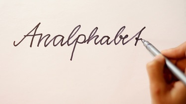 "Analphabet" in Schreibschrift | Bild: picture-alliance/dpa