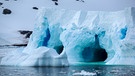Schwindende Eislandschaft in der Antarktis: Nach Messungen des Klimawandeldienst des EU-Programms Copernicus hat die täglich gemessene Ausdehnung des antarktischen Meereises im Februar 2022 einen Tiefpunkt erreicht. | Bild: picture alliance /Global Warming Images/Ashley Cooper