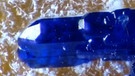 Azurit ist eigentlich zu weich, um daraus Schmuck zu machen, es gehört also nicht zu den Edelsteinen. Das tiefblaue Mineral wird aber trotzdem in Ketten, Broschen oder Ringen verwendet, in dem man es vorher mit Harzen oder Wachsen versiegelt. | Bild: Museum Reich der Kristalle / Mineralogische Staatssammlung, München