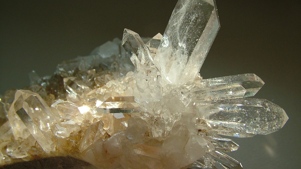Bergkristall aus durchscheinendem Quarz. In der Industrie ist Quarz eines der wichtigsten Minerale, u.a. für die Keramik-, Glas- und Zementindurstrie. | Bild: Universität Bayreuth / Andreas Audetat