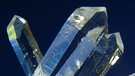 Quarz (Bergkristall) aus dem Calfeisental / Schweiz. Stufenbreite ca. 6 cm. Dieses Mineral wird nur als Bergkristall bezeichnet, wenn es durch und durch klar ist.  | Bild: Universität Bayreuth / Andreas Audetat