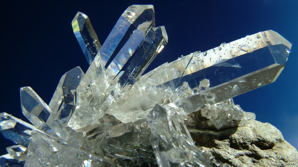 Quarz (Bergkristall) aus dem Calfeisental / Schweiz. Stufenbreite ca. 6 cm. Dieses Mineral wird nur als Bergkristall bezeichnet, wenn es durch und durch klar ist.  | Bild: Universität Bayreuth / Andreas Audetat