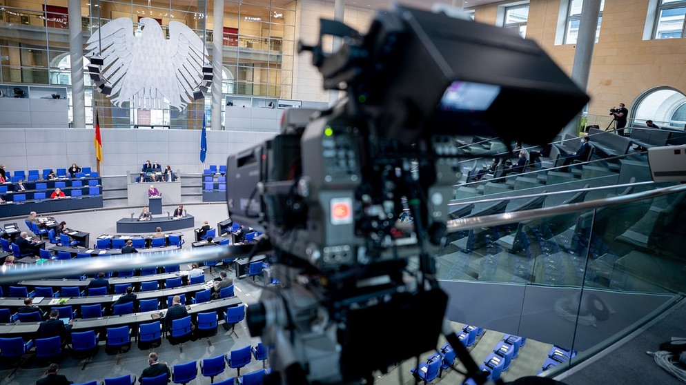 Eine Fernsehkamera steht auf der Besucherebene des Plenarsaals des Bundestages. Thema der Debatte ist Schutz von Pressefreiheit und Medien.   | Bild: dpa-Bildfunk/Kay Nietfeld