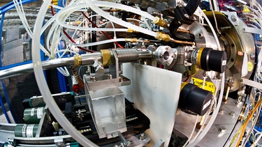 Das Foto zeigt einen Teil der Apparatur, die am CERN zur Herstellung schwerer Ionen benutzt wird.  | Bild: picture-alliance/dpa