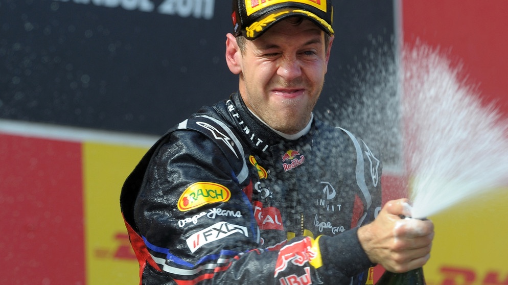 Sebastian Vettel öffnet Sekt auf Siegerpodest | Bild: picture-alliance/dpa