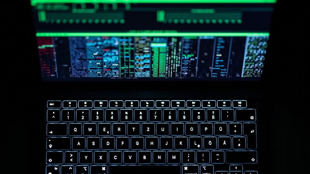 Hacker greifen Unternehmen, aber auch staatliche Behörden an. Die Energiesicherheit ganzer Staaten kann dadurch gefährdet sein. | Bild: picture alliance/dpa | Silas Stein