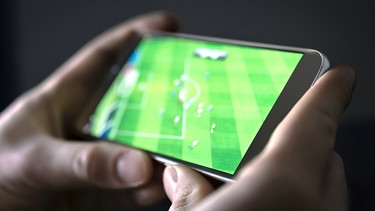 Fußballübertragung auf Handydisplay | Bild: Colourbox