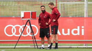 FC Bayern: Datenanalyst Soner Mansuroglu und Trainer Julian Nagelsmann neben einem GPS-Tracking-System | Bild: picture alliance / augenklick/firo Sportphoto / Marcel Engelbrecht