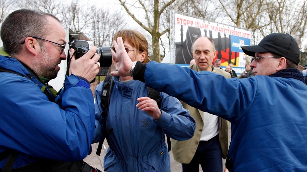 Ein Journalist wird auf einer Demonstration in Duisburg an seiner Arbeit gehindert | Bild: picture alliance / imageBROKER | Jochen Tack