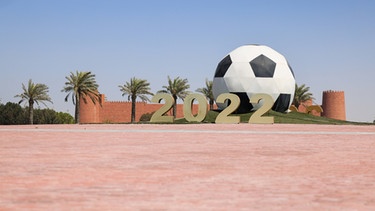 Trainigsgelände Al-Shamal sports Club in der Hafenstadt Al Ruwais: Das Resort am Al Khasooma Beach ganz im Norden des Emirats Katar wird das Teamquartier der deutschen Fußball-Nationalmannschaft für die Vorrunde bei der Fußball Weltmeisterschaft 2022 in Katar. | Bild: picture alliance/dpa | Christian Charisius