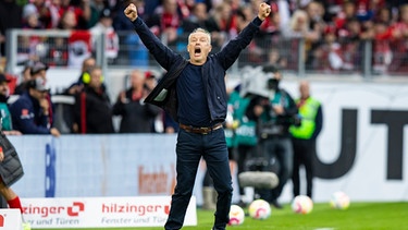 Freiburgs Trainer Christian Streich jubelt nach dem Schlusspfiff. | Bild: picture alliance/dpa | Tom Weller