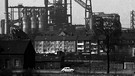 Leben im Schatten des "Schwarzen Riesen", einem Hochofen der August-Thyssen-Huette in Duisburg-Hamborn am 23.03.1973. | Bild: picture alliance / Klaus Rose | Klaus Rose