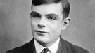 Der britische Mathematiker Alan Turing wird heute von vielen als Urvater des Computers und der Künstlichen Intelligenz betrachtet. Er entwarf die Rechenmaschine Enigma und den Turing-Test, durch den man Maschinen von Menschen unterscheiden können soll- | Bild: picture alliance / CPA Media Co. Ltd | Stas