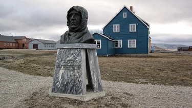 Das Denkmal für Roald Amundsen in Spitzbergen. Der Entdecker und Polarforscher erforschte als einer der ersten die Antarktis. | Bild: picture alliance/vizualeasy | Frank Waßerführer