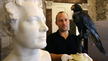 Alexander von Humboldt und der Papagei, der ihn auf seinen Forschungsreisen begleitet hat. | Bild: picture-alliance/dpa