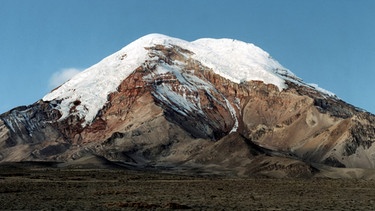 Alexander von Humboldt und der schneebedeckte Vulkan Chimborazo in Ecuador. | Bild: picture-alliance/dpa