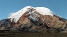 Alexander von Humboldt und der schneebedeckte Vulkan Chimborazo in Ecuador. Flüsse, Berge, Städte und Pinguine sind nach ihm benannt. Alexander von Humboldt reiste bis nach Südamerika. Mehrmals geriet der Naturforscher in Lebensgefahr. | Bild: picture-alliance/dpa