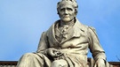 Das Denkmal des Naturwissenschaftlers und Entdeckungsreisenden Alexander von Humboldt vor der Humboldt-Universität in Berlin | Bild: picture-alliance/dpa